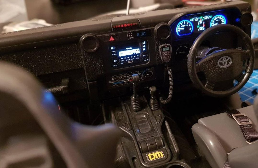 Land Cruiser HZJ79 6x6 w skali 1:10
