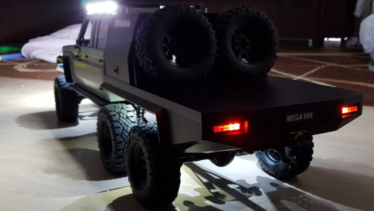 Land Cruiser HZJ79 6x6 w skali 1:10