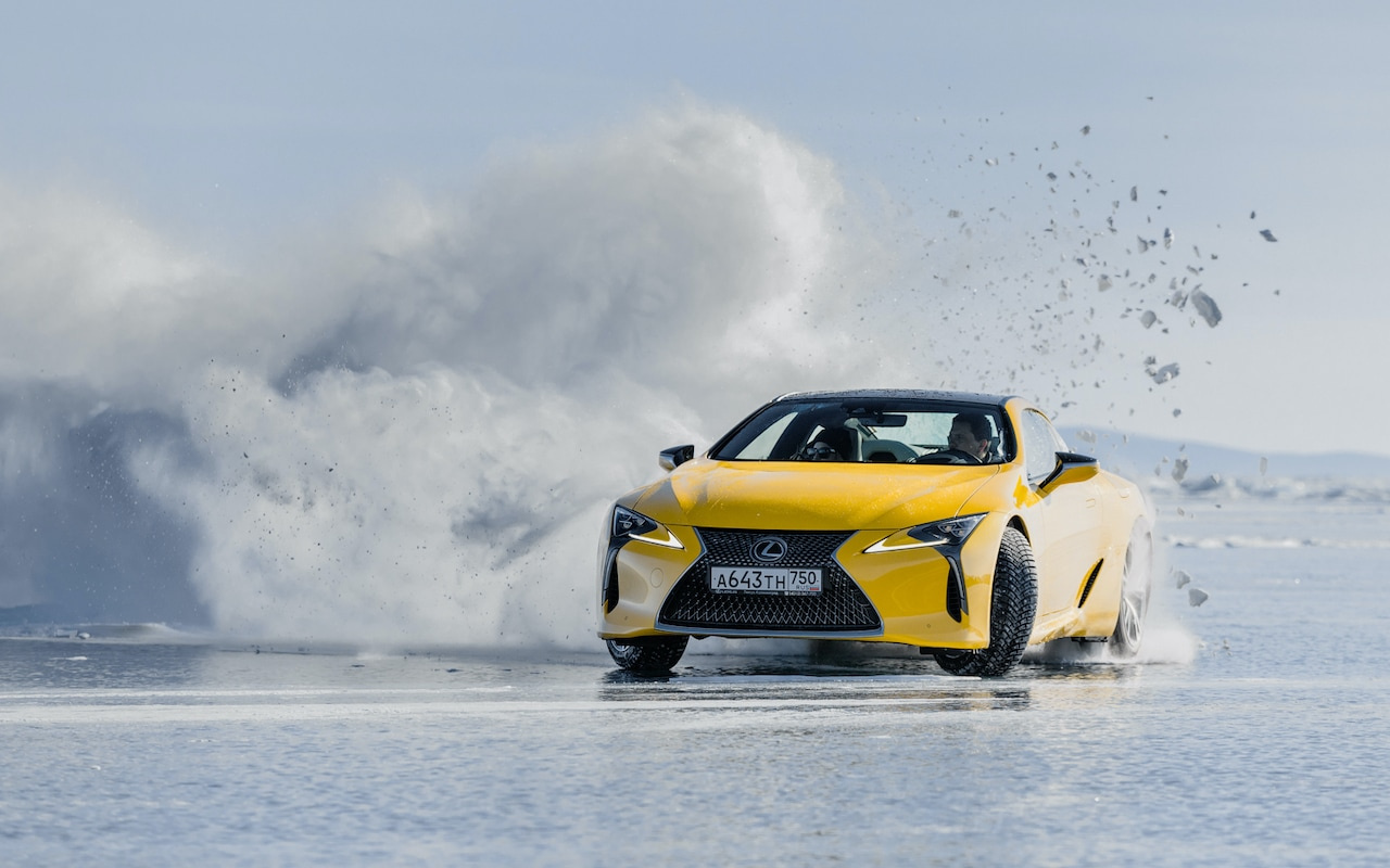 Sportowe coupé i luksusowy SUV na jeziorze Bajkał – nietypowy test dla samochodów Lexusa