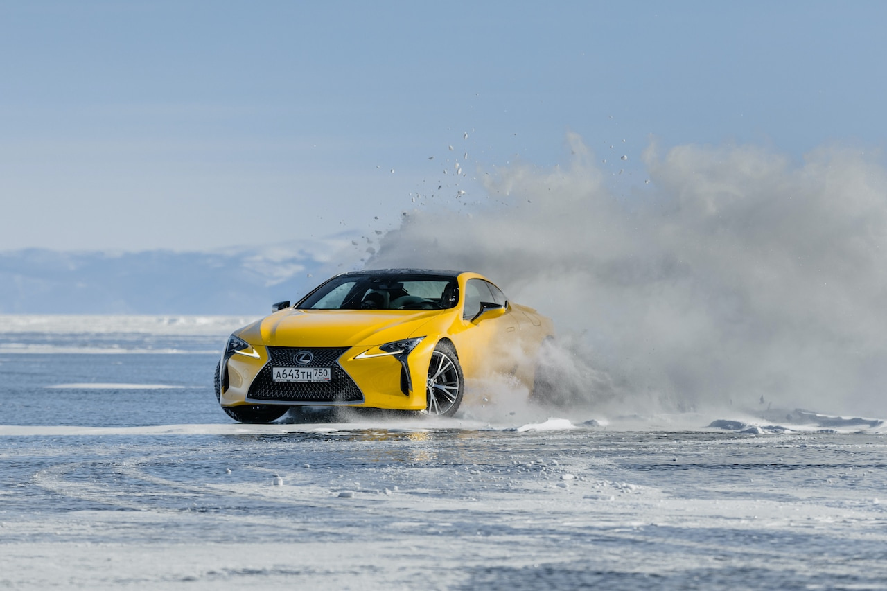 Sportowe coupé i luksusowy SUV na jeziorze Bajkał – nietypowy test dla samochodów Lexusa