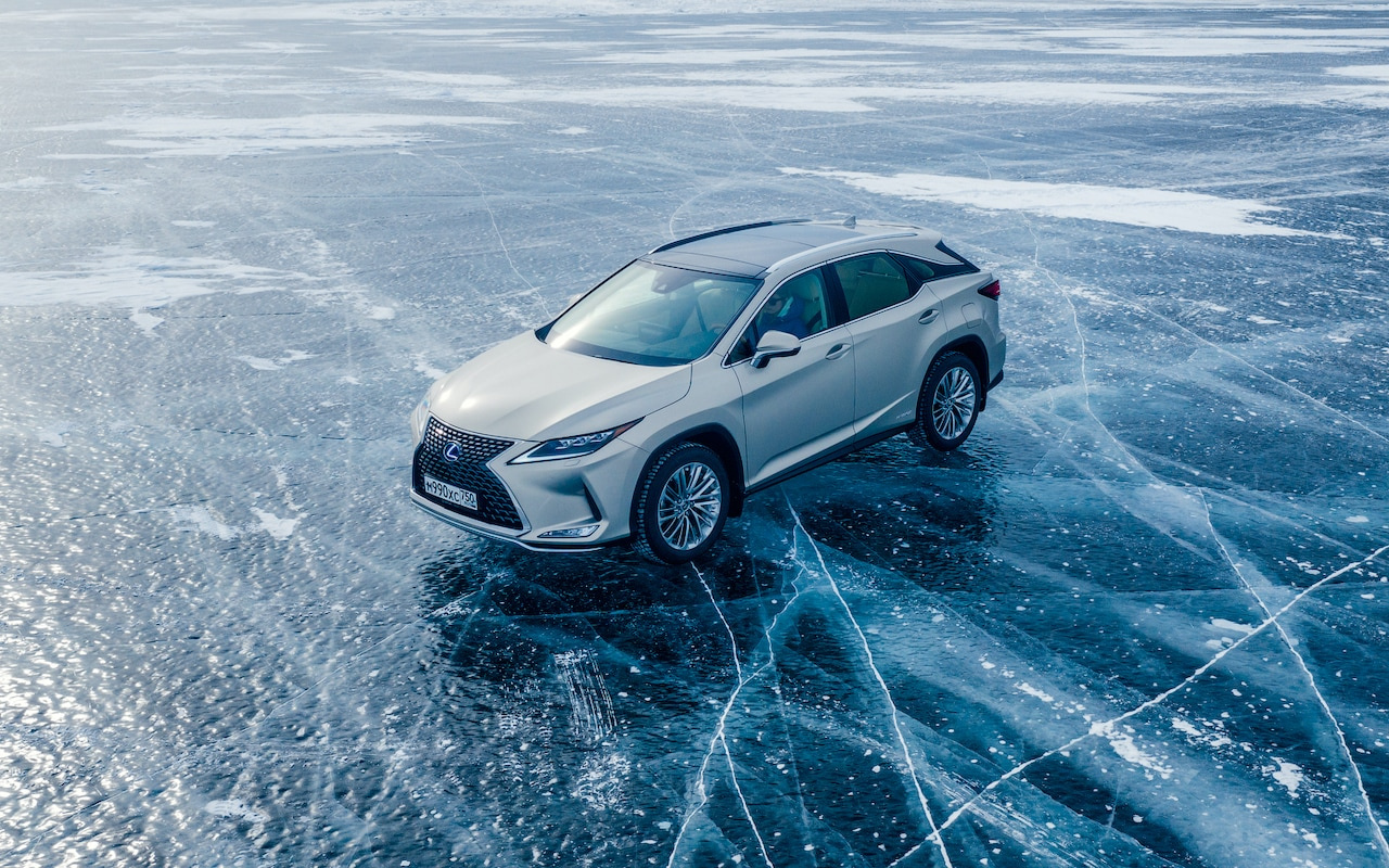 Sportowe coupé i luksusowy SUV na jeziorze Bajkał – nietypowy test dla samochodów Lexusa