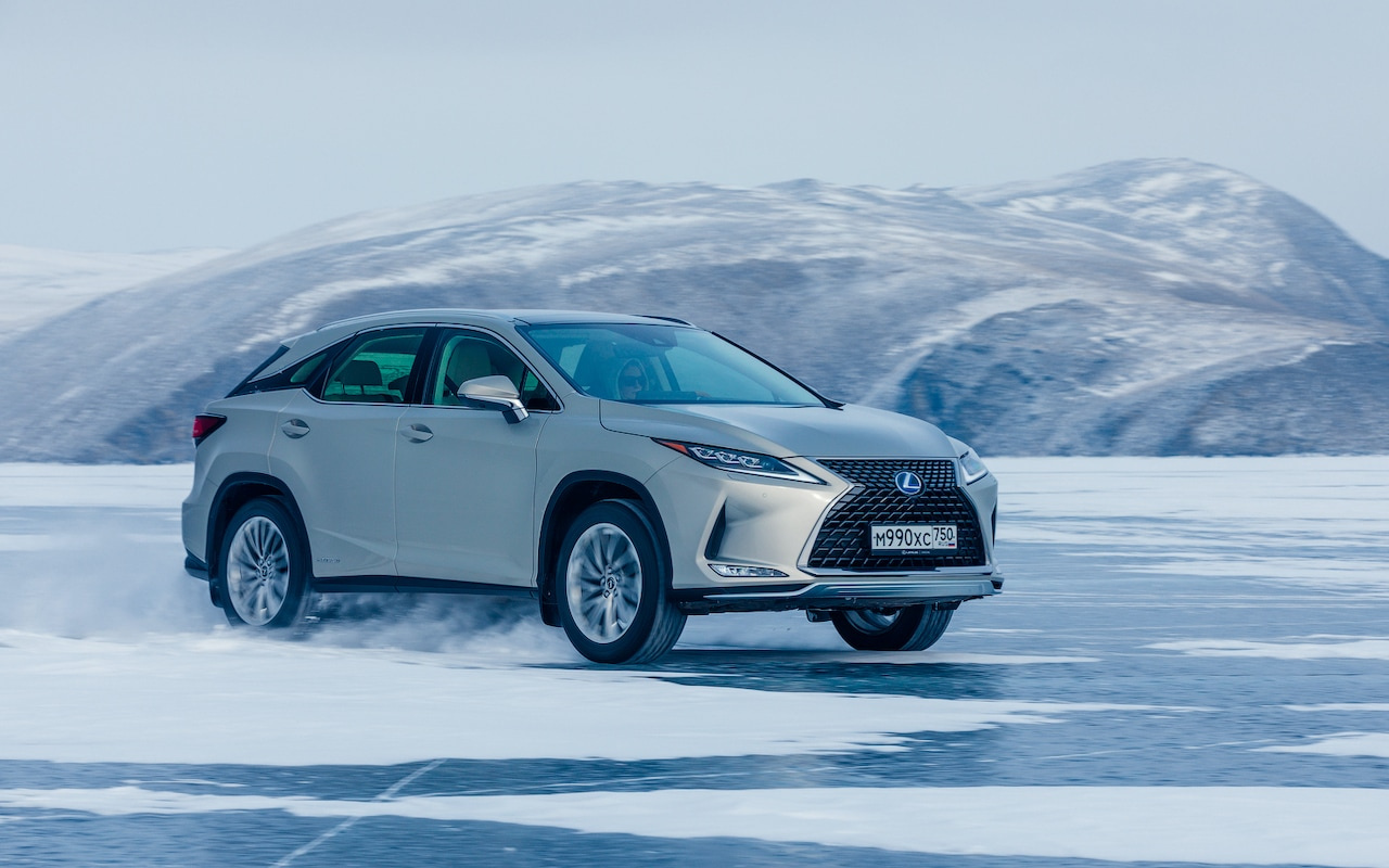 Sportowe coupé i luksusowy SUV na jeziorze Bajkał – nietypowy test dla samochodów Lexusa