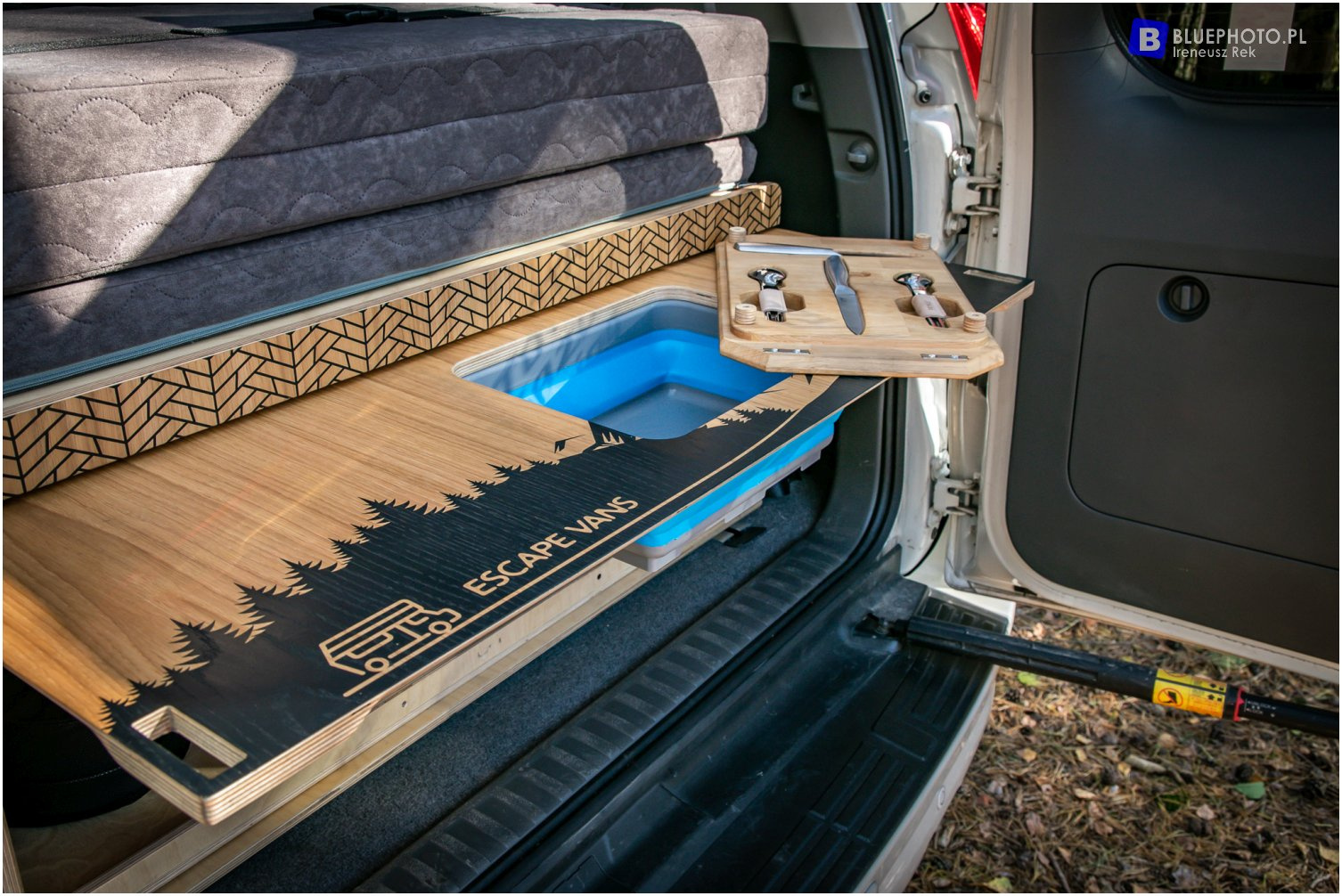 Zabudowa od Escape Vans dla LC150