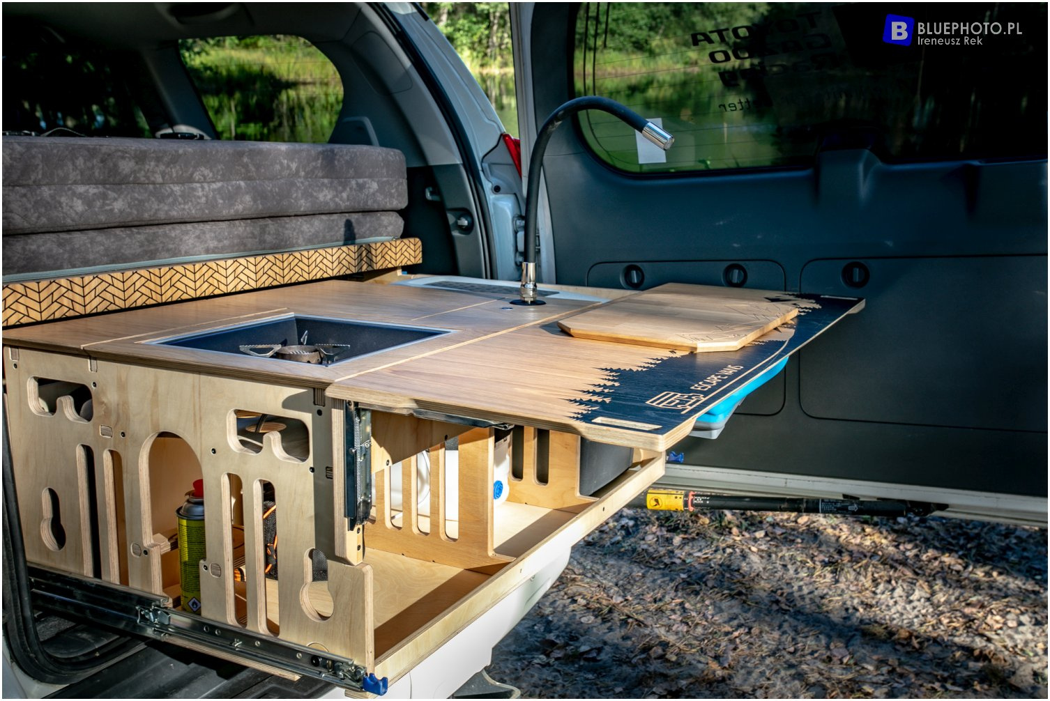 Zabudowa od Escape Vans dla LC150