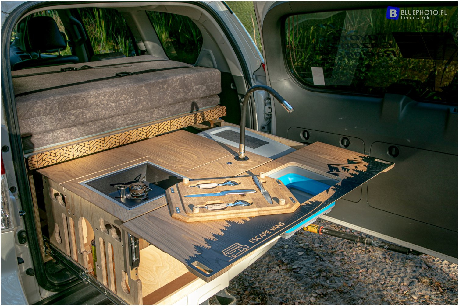 Zabudowa od Escape Vans dla LC150