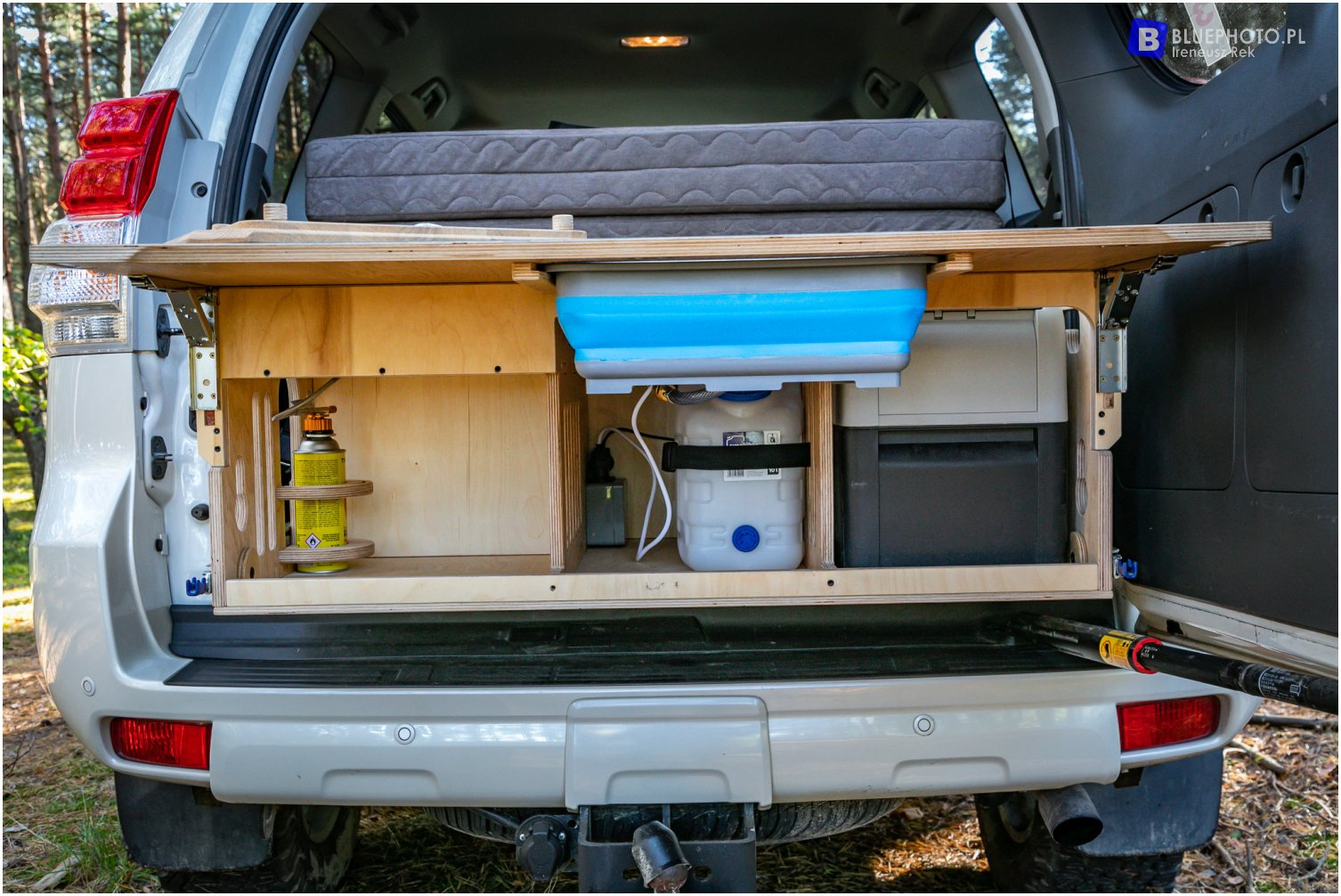 Zabudowa od Escape Vans dla LC150