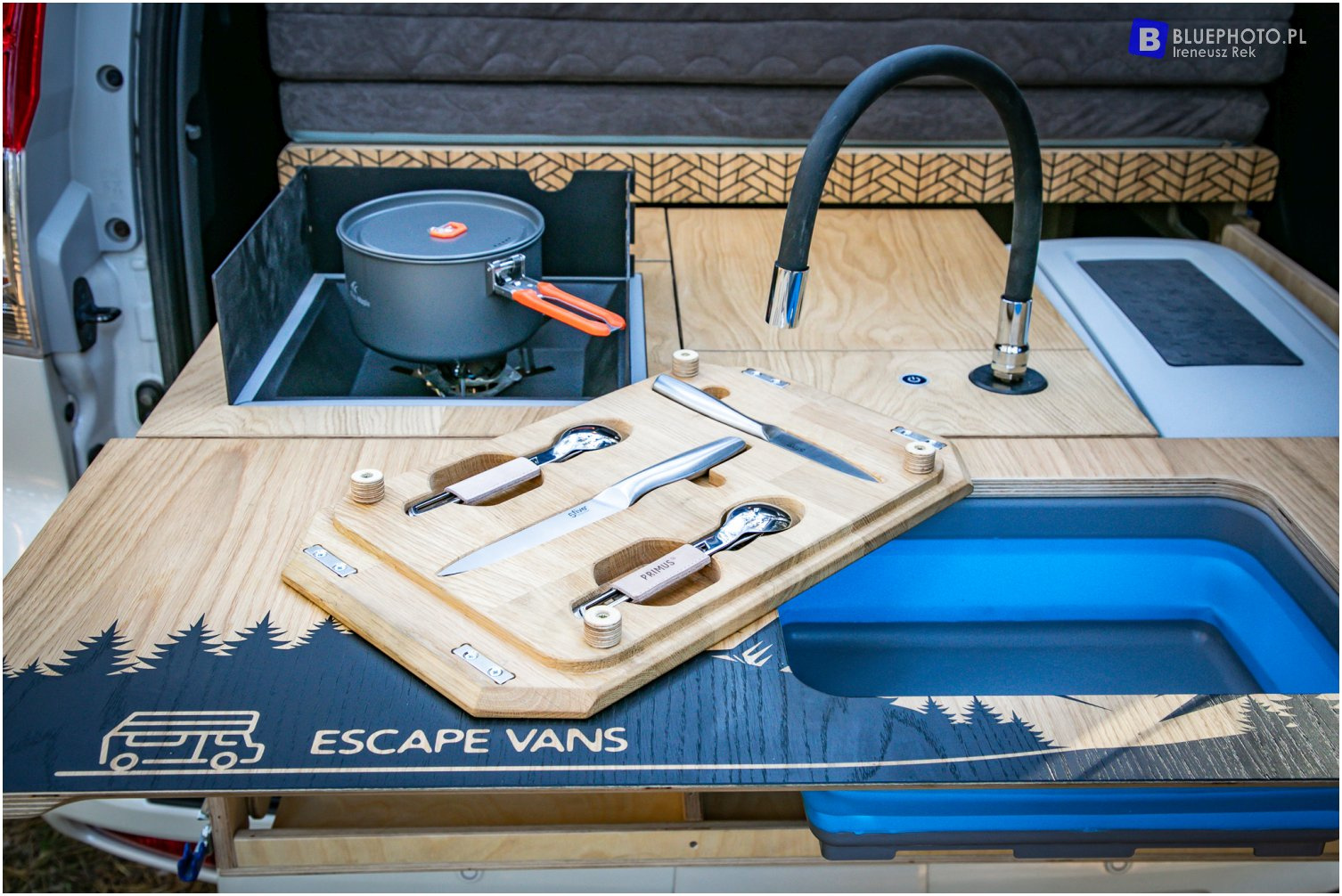 Zabudowa od Escape Vans dla LC150