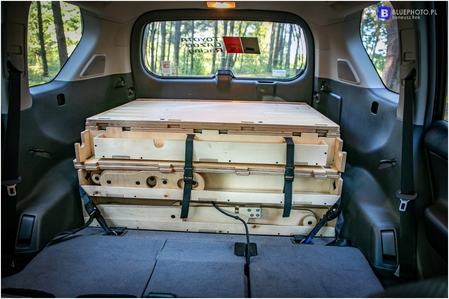 Zabudowa od Escape Vans dla LC150