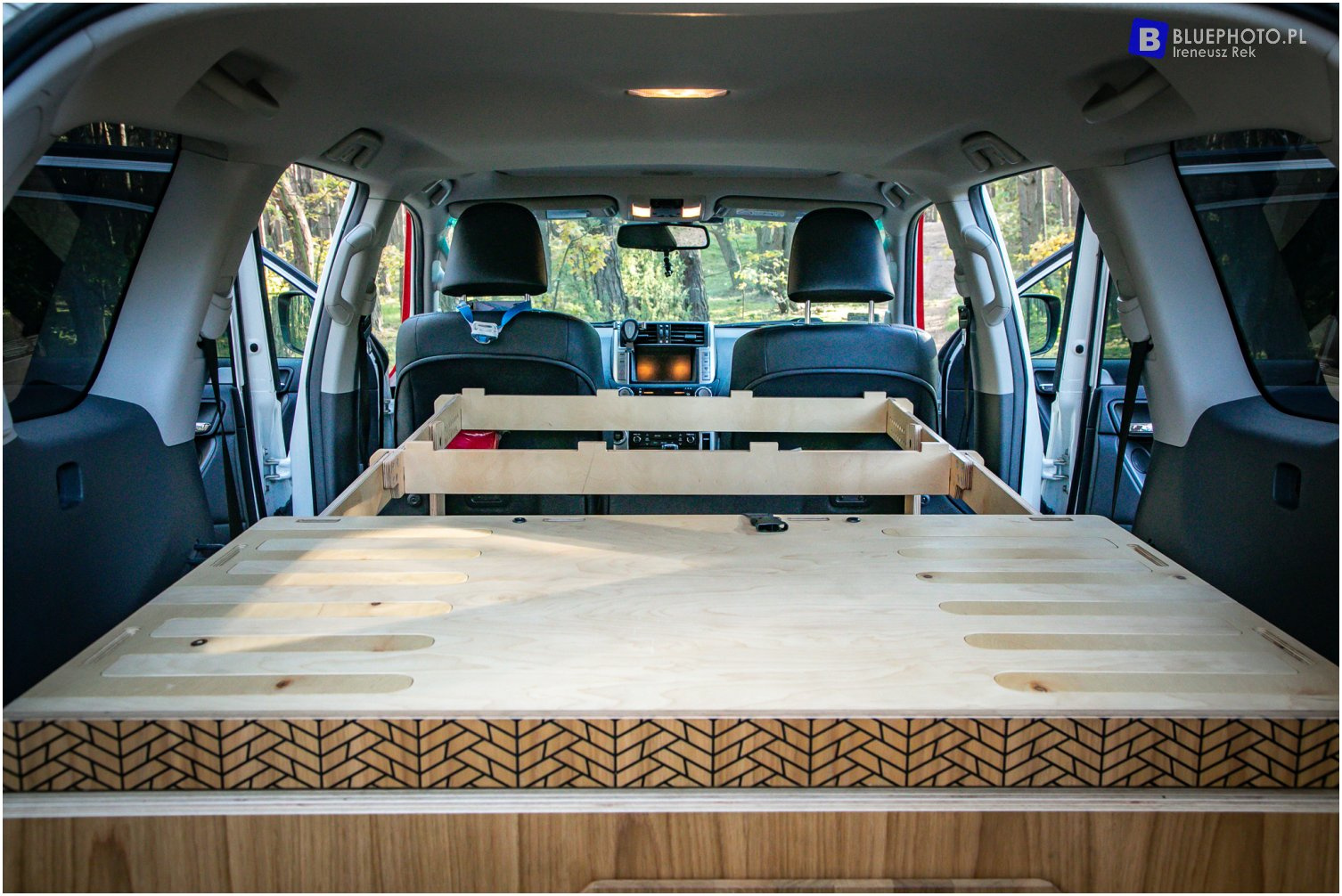 Zabudowa od Escape Vans dla LC150