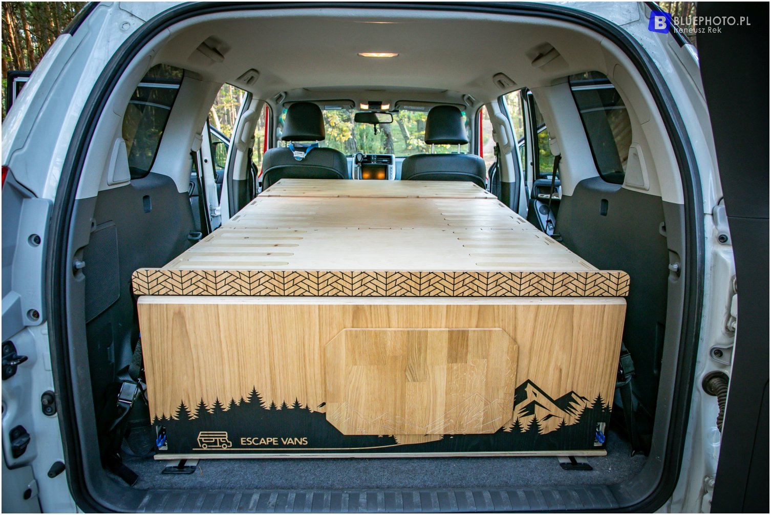 Zabudowa od Escape Vans dla LC150