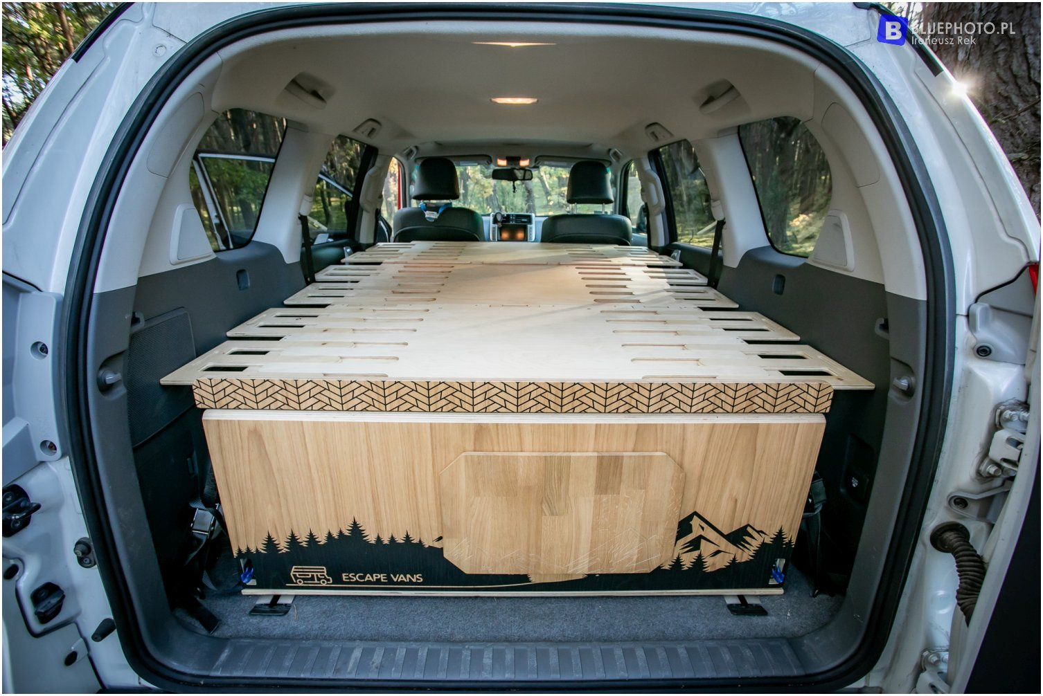 Zabudowa od Escape Vans dla LC150