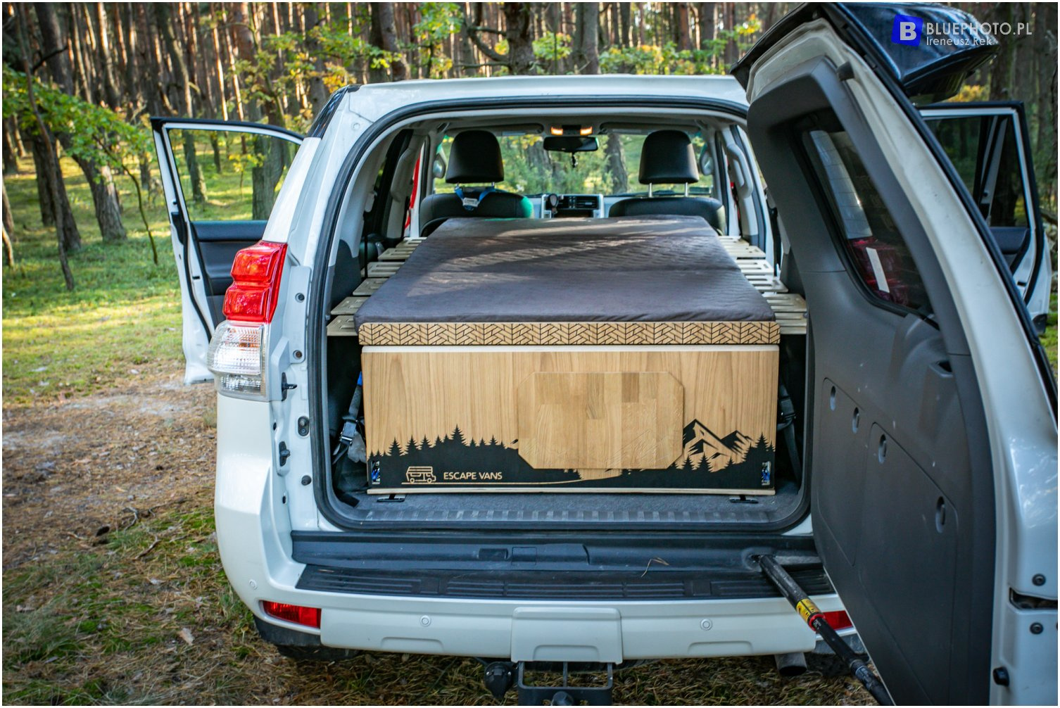 Zabudowa od Escape Vans dla LC150