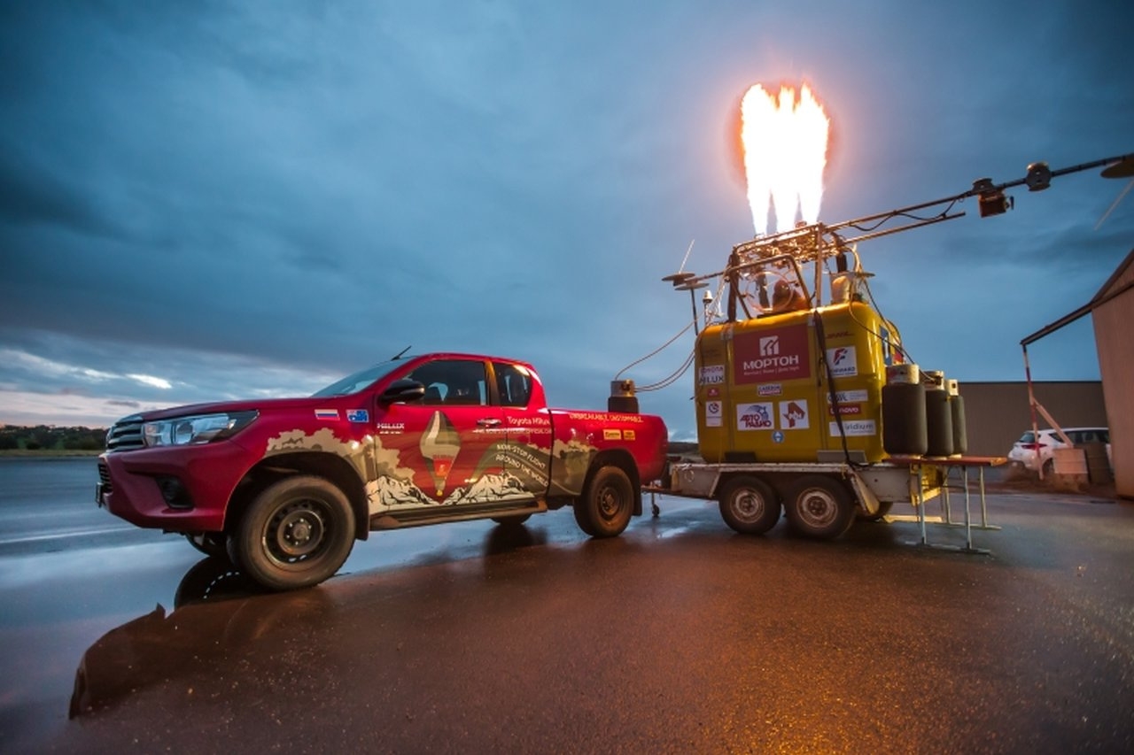 Hilux w pogoni za balonem