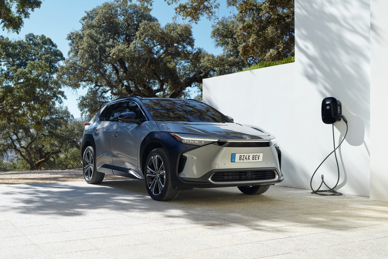 Nowa elektryczna Toyota bZ4X wchodzi na europejski rynek
