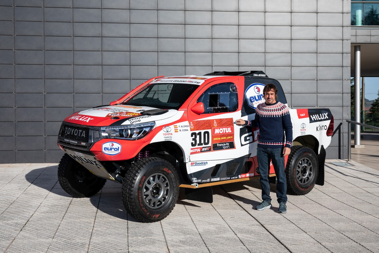 Toyota Hilux z Rajdu Dakar w muzeum Fernando Alonso