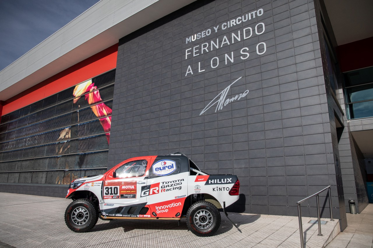 Toyota Hilux z Rajdu Dakar w muzeum Fernando Alonso