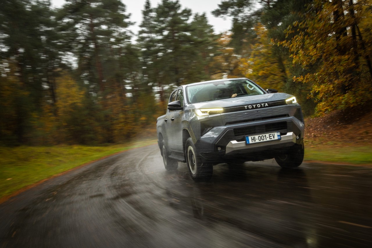 LandCruiser PL 2026 Hilux BEV MtE OnRoad Dynamic 040