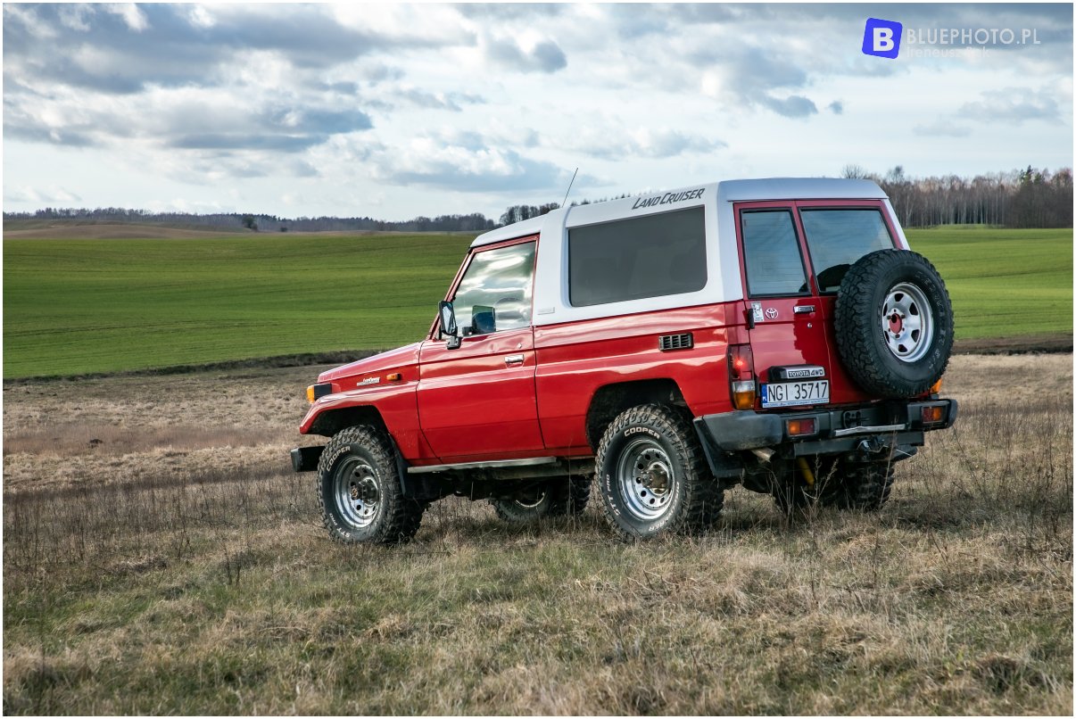 Toyota Land Cruiser HZJ73 bok