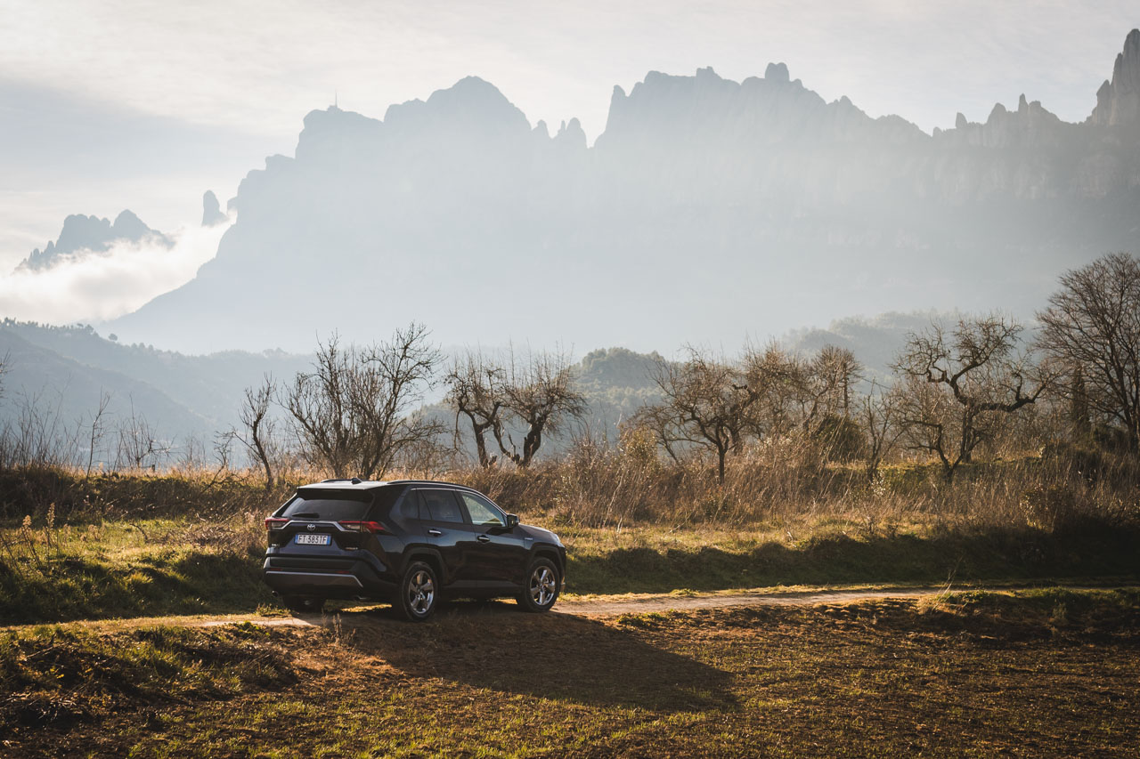 Toyota RAV4 Hybrid na tle góry Montserrat