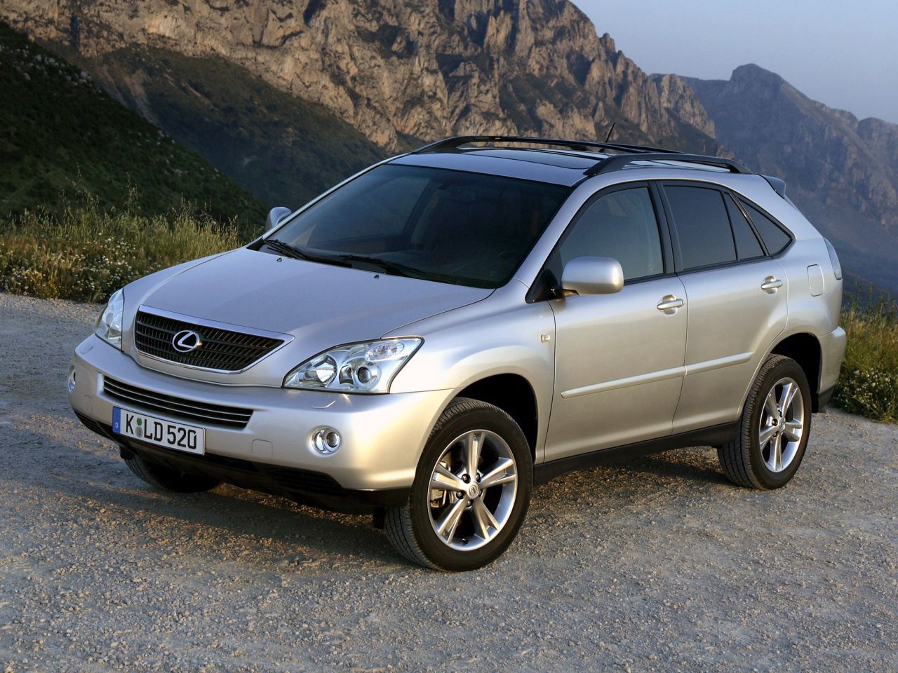 fot6 lexus rx 400h byl pierwszym hybrydowym suvem na swiecie