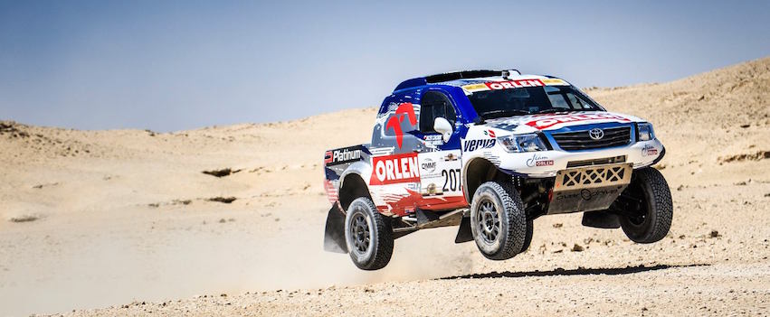 Toyoty Hilux w Sealine Cross Country Rally Qatar - rajd wystartował