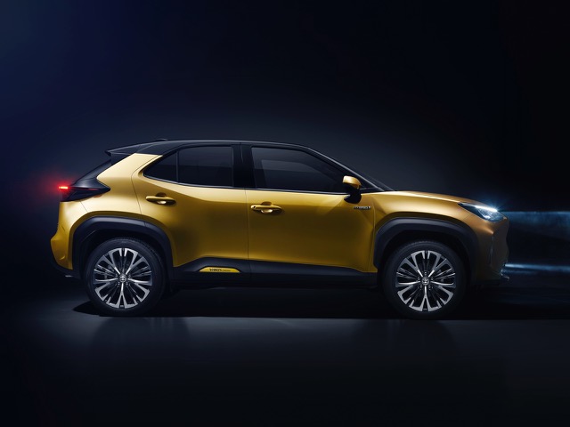 toyota new yaris cross profile right