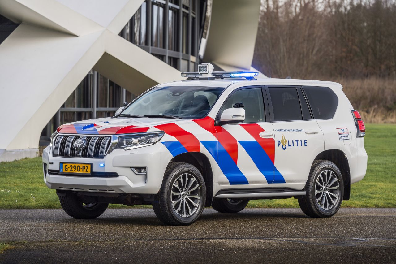 13 toyota terreinwagens voor nationale politie