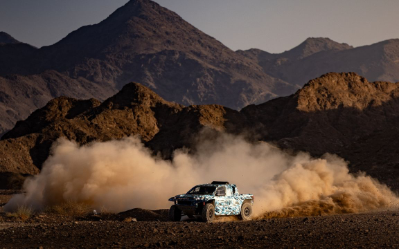 Wodorowy DKR GR FC Hilux w Rajdzie Dakar 2027