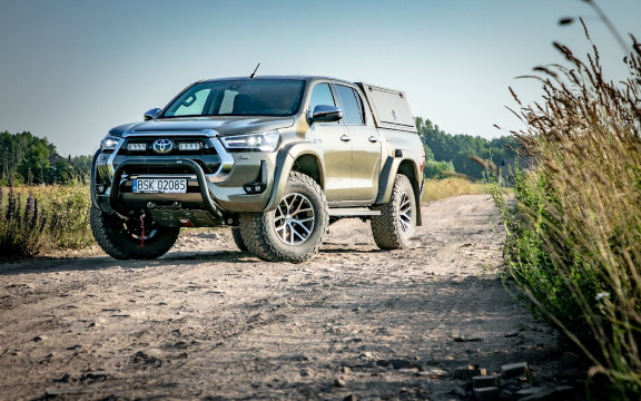 Toyota Hilux Arctic Trucks - przygoda na 35&quot; kołach