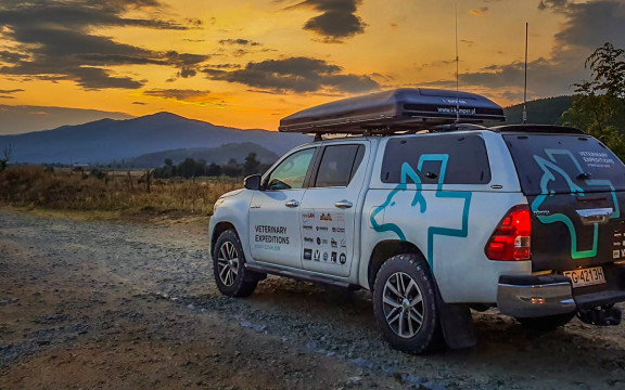 Toyota Hilux Revo - przez świat z Veterinary Expeditions 