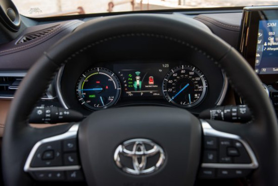 2020_Toyota_Highlander_Platinum_Hybrid_AWD_Ruby-Flare-Pearl_032-600x400