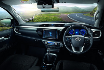 Toyota-hilux-Revo-facelift-smart-cab-dashboard