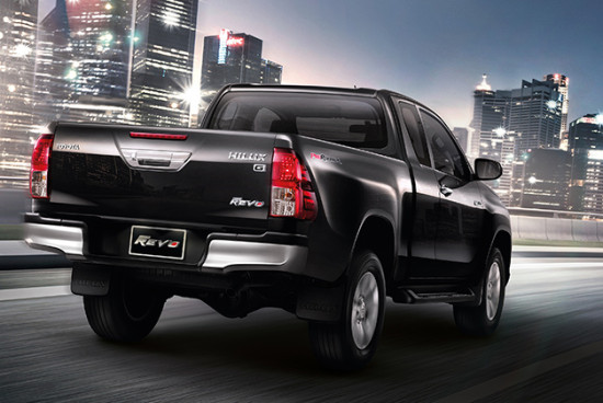 Toyota-hilux-Revo-facelift-smart-cab-rear