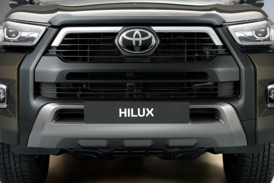 HILUX_detail_front_grille_13