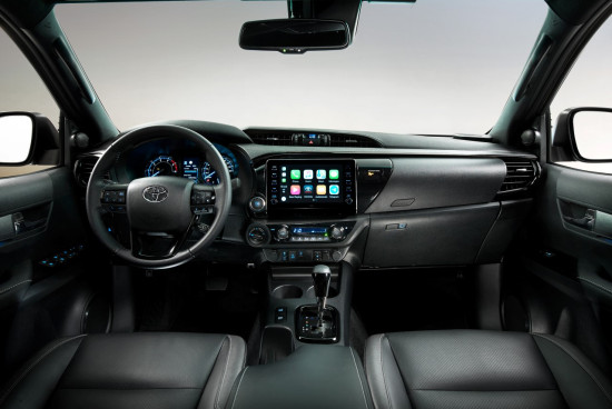 HILUX_interior_full_dash_30